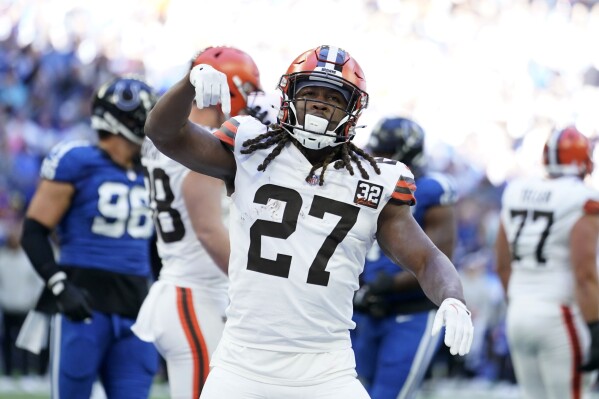 Kareem Hunt s late TD helps Browns rally past Colts AP News